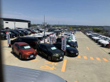 約80台の大型展示場がここにあります。(夕方18時でクローズとなります。ご来店の際はご注意ください)