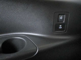 ■各座席にUSB電源ソケットが設置されています。ご家族皆でスマホ充電出来て便利です。3列目助手席側のみスライドドアの開閉スイッチが併設されています。