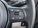 【アダプティブクルーズコントロール】ステアリングのスイッチを操作するとミリ波レーダーで先行車との距離を測定。設定を適切に保ちながら加速・減速、さらに停止まで自動に追従します。