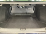 リアシートの背もたれを前方に倒して荷室を広げられますので、長いお荷物も積むことができます。背もたれは6:4の割合で分割して可倒できます。
