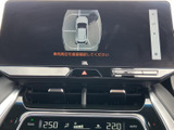 駐車時や後退時の安全をサポートするバックモニター。映像を確認しながら、安心して後退できます。狭い場所でも安心です。