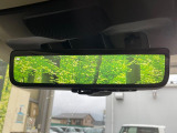 【スマートリヤビューミラー】後席の大きな荷物や同乗者で後方が確認しづらい時でも安心!カメラが撮影した車両後方の映像をルームミラー内に表示。クリアな視界で状況の確認が可能です!