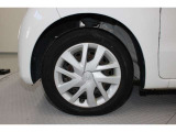 スチールホイールには車のデザインにマッチした純正のフルホイールカバーが装着しています。