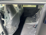 後部座席も十分な広さがあります!シートを倒せば荷物もさらに沢山積めますね♪
