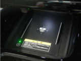 センターコンソールトレーはワイヤレス充電器(Qi(チー)規格)となっており、対応機種を置いておくだけで充電可能です。