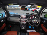 視界が広く運転しやすい運転席まわりです。各スイッチ類の位置も直感的に操作しやすく、長距離ドライブでも疲れにくい設計になっています。
