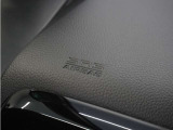 ◆助手席エアバッグ◆SRSエアバッグは、シートベルトだけでは防ぎきれない衝突時の衝撃から乗員を守るための安全装置。衝突時に瞬時に膨らみ、頭部や胸部がダッシュボードに直接衝突するのを防ぎます。