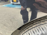 右フロントフェンダーにキズがございます。