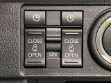 両側パワースライドドアウェルカムオープン機能 降車時にスイッチで予約しておけば、乗車時に電子カードキーを持ってクルマに近づくだけでパワースライドドアが自動でオープン♪
