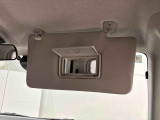 ちょっとした身だしなみチェックができるバニティミラー付きサンバイザー(運転席・助手席)が付いてます。運転席側にはチケットフォルダー付き。