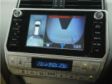 ◆パノラミックビューモニター◆運転席から見づらい前後左右を、ナビ画面の映像で確認。見通しの悪い交差点や狭い道でのすれ違い、駐車などをサポートします。