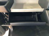 ナビゲーションやオーディオなどの操作がハンドルの手元でできるステアリングスイッチが付いています。