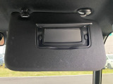 運転席の日よけにはミラーが完備されてます♪