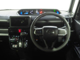 運転席まわり。スイッチやレバー等が使いやすく配置されています。