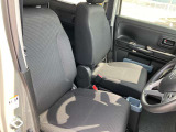 運転席もゆったり座ることができますよ☆
