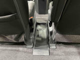 前後席間の縦移動、運転席・助手席の横移動など車内の行き来がスムーズになるフロントウォークスルーを設けています。床面には小物の置けるセンターフロアトレイ。