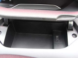 運転席のメーター下の収納スペース内にUSB電源ソケットがございます。2列目シートの前(左右)に各1個、3列目シートの横(左右)に各1個の5か所ありますので便利ですね。