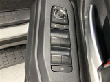 全席に電動パワーウインドウを装備。乗員それぞれが快適に操作できます。