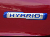 マイルドハイブリッド搭載車です。減速時のエネルギーを利用して、加速時の燃費の抑制をするハイブリッドです。