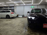 当店では専任のメカニックが大切なお客様のお車を一台一台丁寧に整備いたします。自社認証工場にてリフトアップし下回りまでキッチリ検査いたします。
