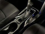 ショートストロークで小気味良く操作できるシフトレバー!パネル部分にうすい線傷があります。