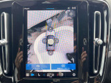 ◆360&deg;ビューカメラ『車載のカメラを駆使し、車を真上から見下ろしている映像に変換、センターディスプレイに表示させ、安全な駐車をサポート。縦列駐車や狭い場所への駐車に大きく役立ちます。』
