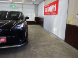 当店では専任のメカニックが大切なお客様のお車を一台一台丁寧に整備いたします。自社認証工場にてリフトアップし下回りまでキッチリ検査いたします。