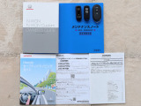 スマートキーは2個あります。ドアの開錠・施錠はもちろんですが、鍵を取り出さなくてもエンジンを始動出来ます。両手に荷物をお持ちの時でも、大変便利です。また保証書・取扱説明書もございます。