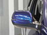 【ドアミラーウインカー】ウインカーと連動してミラー外側部分が点灯します。対向車や歩行者、並走するバイクや自転車からの視認性が上がります。