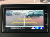 駐車時や後退時の視界をサポート。安全確認を万全にし、スムーズな後退を可能にします。