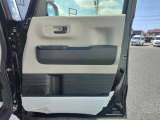 運転席のドア内部でございます。