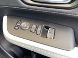 電動格納式ドアミラーのスイッチは運転席ドアにあります。