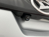 【バックカメラ】 駐車時に車両後方の様子を見ることができるので、運転の不安を軽くします。