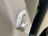 運転席&助手席の背面についたユーティリティフックには荷物がサッと掛けられます。