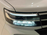対象物が見やすく白く明るい光で夜間走行をサポートするフルLEDヘッドランプ(サイドビューランプ、クリアランスランプ、オートレベリング機能付き)を装備