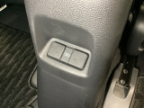 アームレストの後ろ側には、リア席用の充電可能なUSB端子が2個ついています。移動中に充電もできるので便利です。