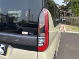 夜間の安心につながる灯火類。レンズのくもり・黄ばみ・割れの有無など、左右差も拡大でチェック。
