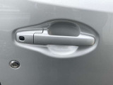 鍵を手元に持っておくことでドアハンドルのスイッチから鍵の開閉ができますよ☆
