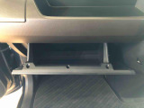 よく使うものが手を伸ばせばすぐ届く、機能面で充実した収納。