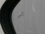 隣車線を走る車両をレーダーで検知し、ドアミラーでは確認しにくい後側方エリアに存在する車両に加え、急接近してくる車両も検知します。車両を検知するとドアミラーに搭載されたLEDインジケーターが点灯します。