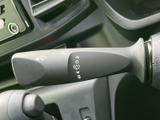 運転中の視界確保に欠かせないワイパー操作。ワンアクションで簡単に操作でき、雨天時の安全運転をサポートします。