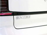 【EX30】コンパクトなパッケージに収められた電気自動車ならではのハイパフォーマンス。ボルボに乗る人だけでなく周囲の人びとも守る先進の安全・運転支援機能を標準装備しています。
