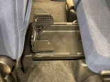 中敷きを立ち上げれば、倒れやすい荷物も安定して積める置きラクボックスが標準装備