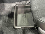 靴などが収納できる便利な助手席シートアンダートレイが付いてます