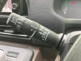雨天時や視界不良時でも、安心して運転できるワイパーレバー。ワンタッチで操作でき、雨量に応じて自動調整も可能です。快適な視界を確保します。