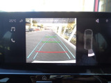 リバースポジションにシフトすると自動的にカメラが作動、画面に後方の視界が映し出される安心のバックカメラを装備。