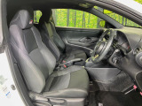 【専用スポーツシート】ホールド性に優れ、カーブ時の体が流れを抑制してくれます。また、体にフィットするから腰や背中が疲れにくく、ロングドライブや高速走行でも快適にお過ごしいただけます♪