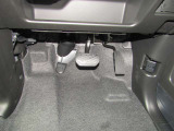 サイドブレーキは手元です。このため運転席の足回りの空間が広くなり、スッキリしています♪