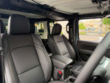 運転席・助手席のレザーシートにはシートヒーターを標準装備。