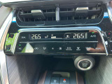 設定した温度を保ってくれるオートエアコン装着車☆いつも車内は快適です。手を伸ばせば自然に触れることができる位置と角度にコントロールスイッチが配置されています♪